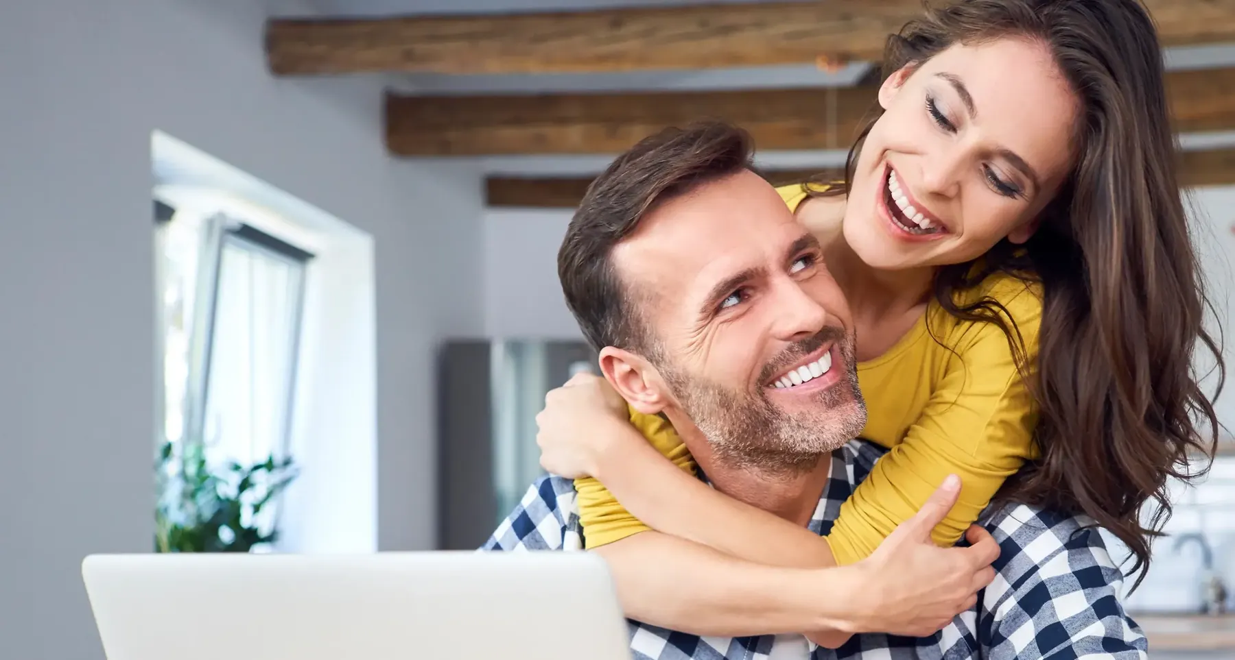 Zufriedenes Paar im fertig installierten Zuhause