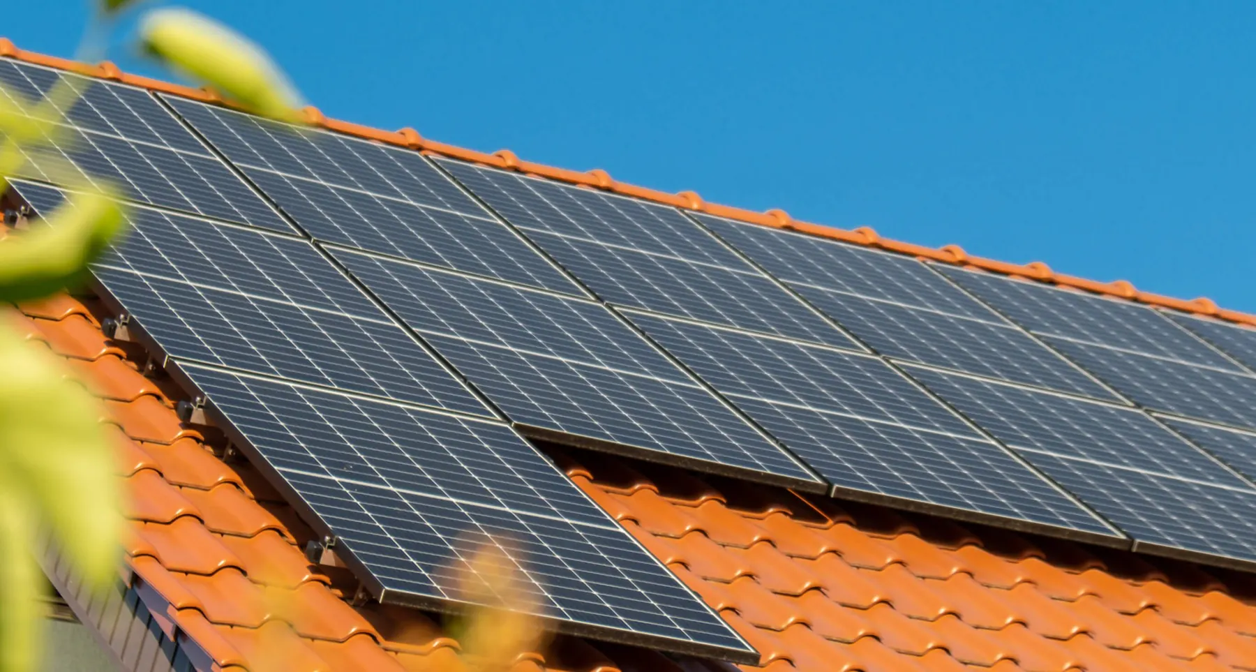 Photovoltaik-Anlage auf einem roten Ziegeldach