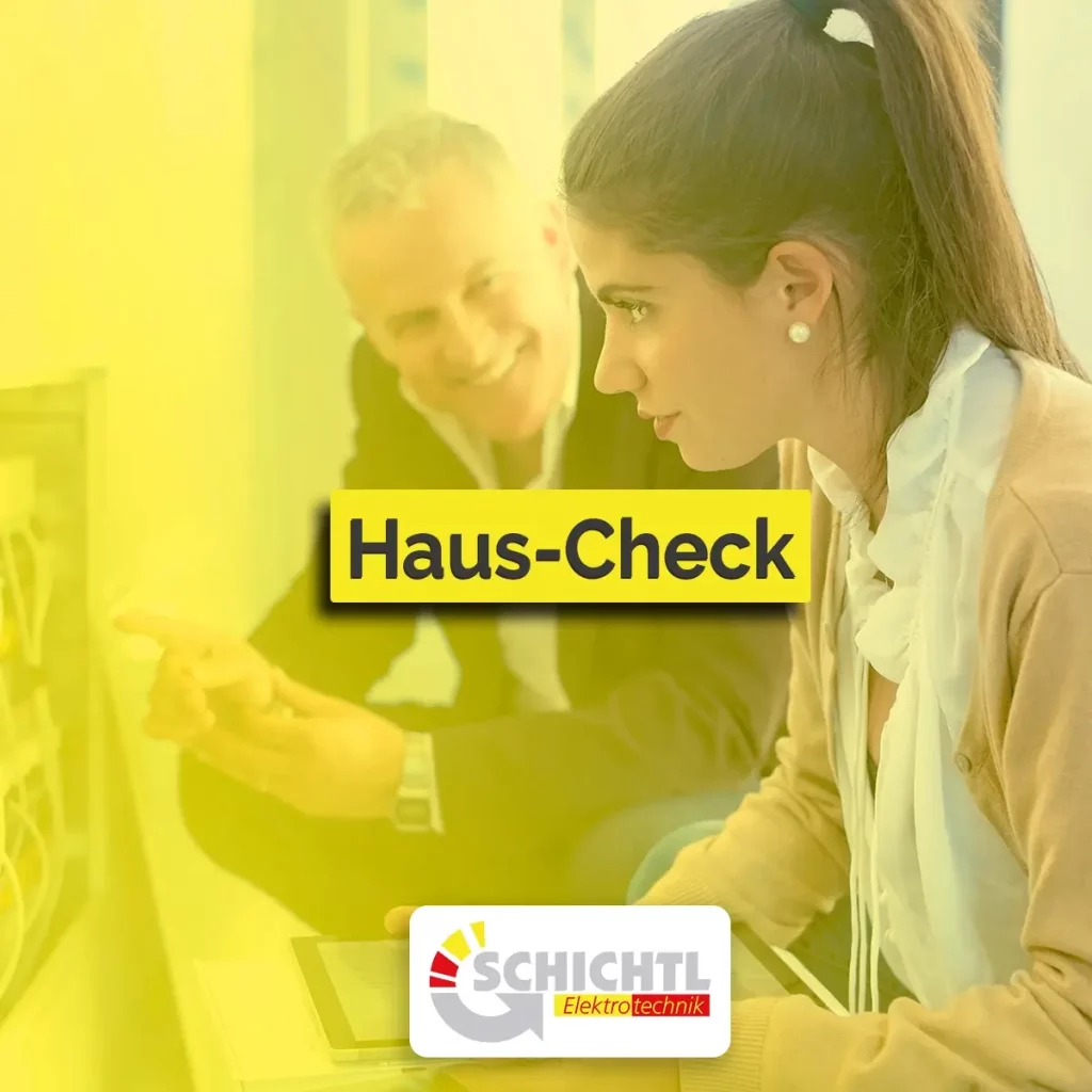 Haus-Check: Elektriker bespricht die Elektrik mit der Kundin