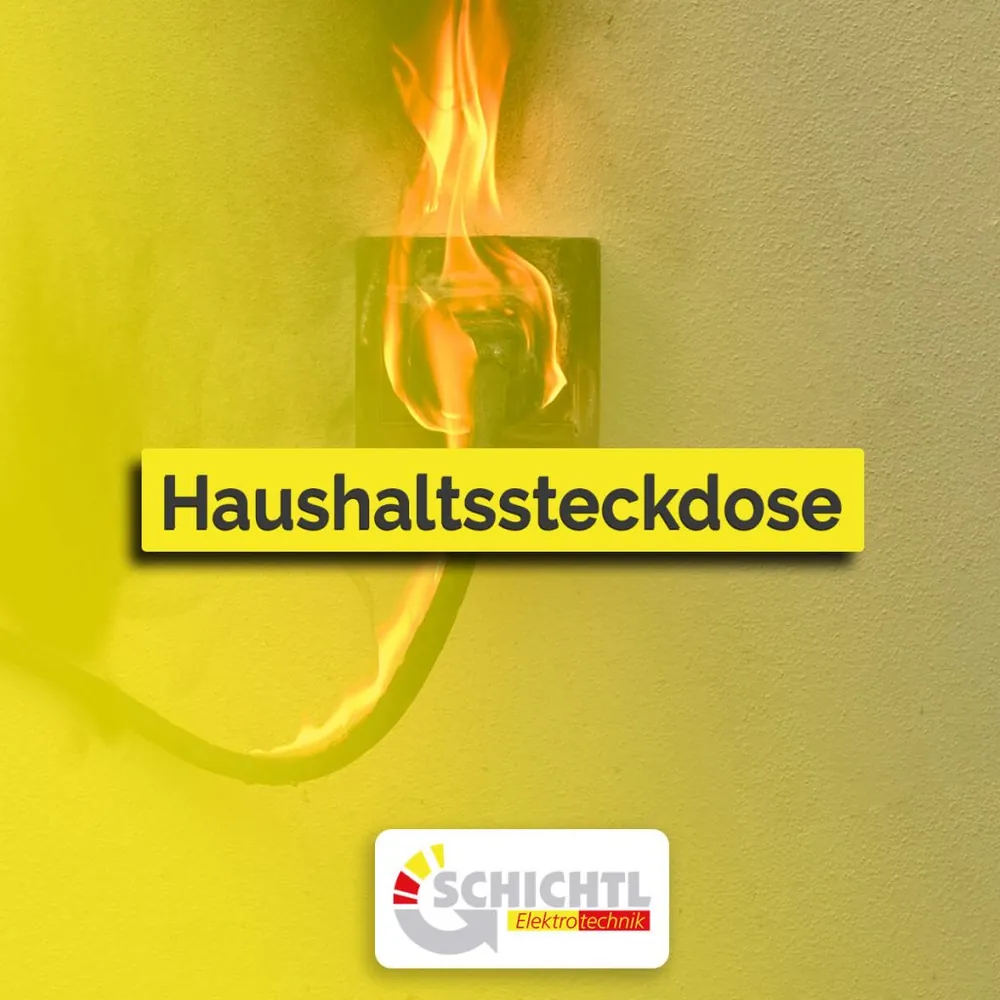 Brandgefahr: verschmorte Haushaltssteckdose mit Flammen