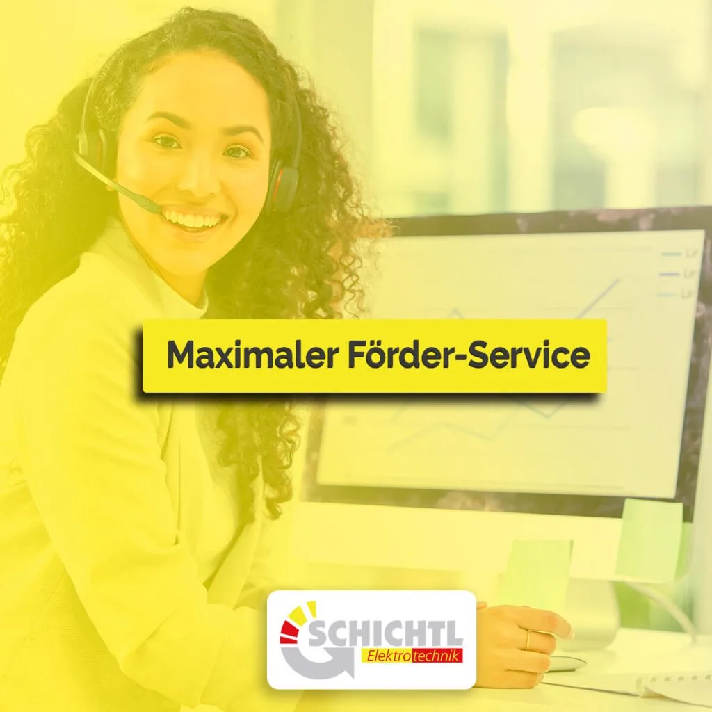 Maximaler Förder-Service: Beraterin mit Headset am Bildschirm