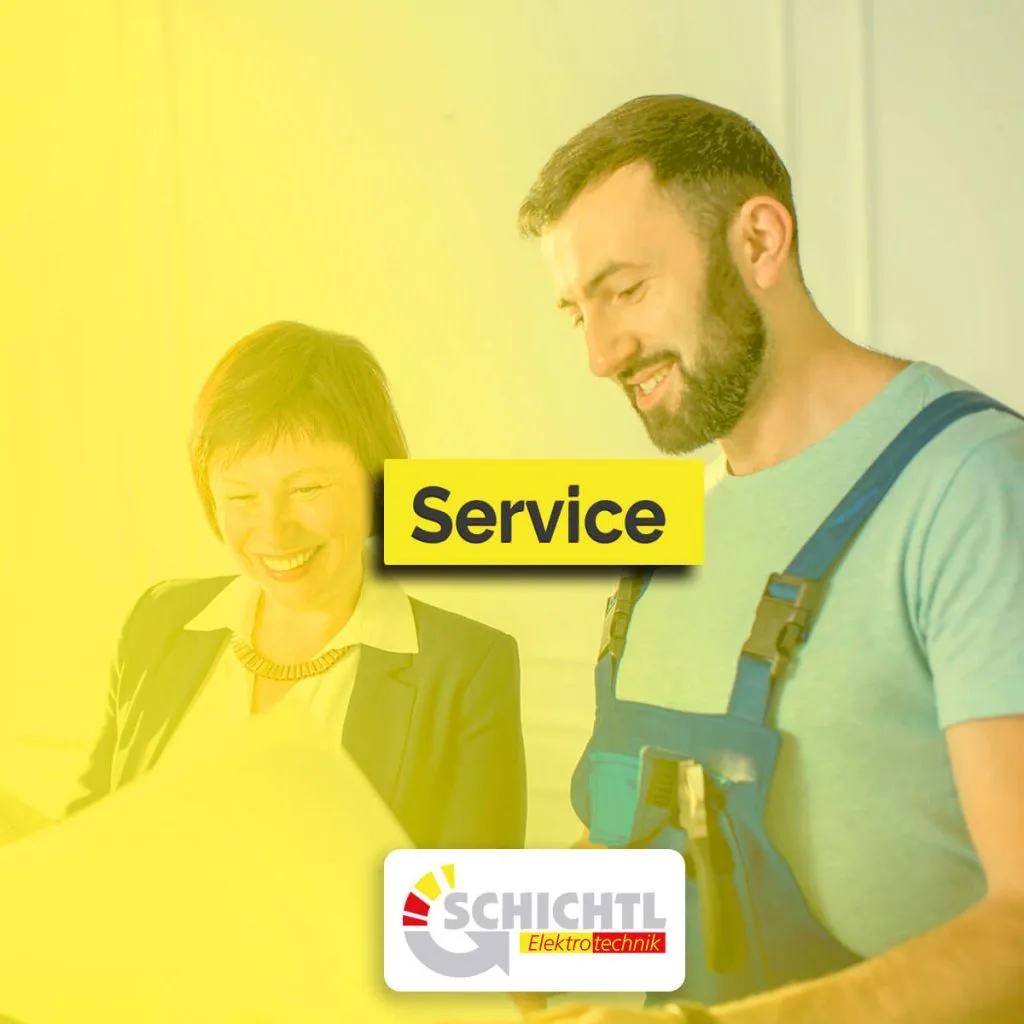 Service: Elektriker berät ein Paar zu Hause