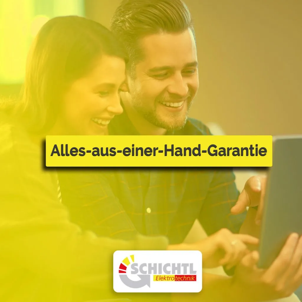 Alles-aus-einer-Hand-Garantie: Paar bespricht die Wärmepumpen-Planung mit dem Fachbetrieb